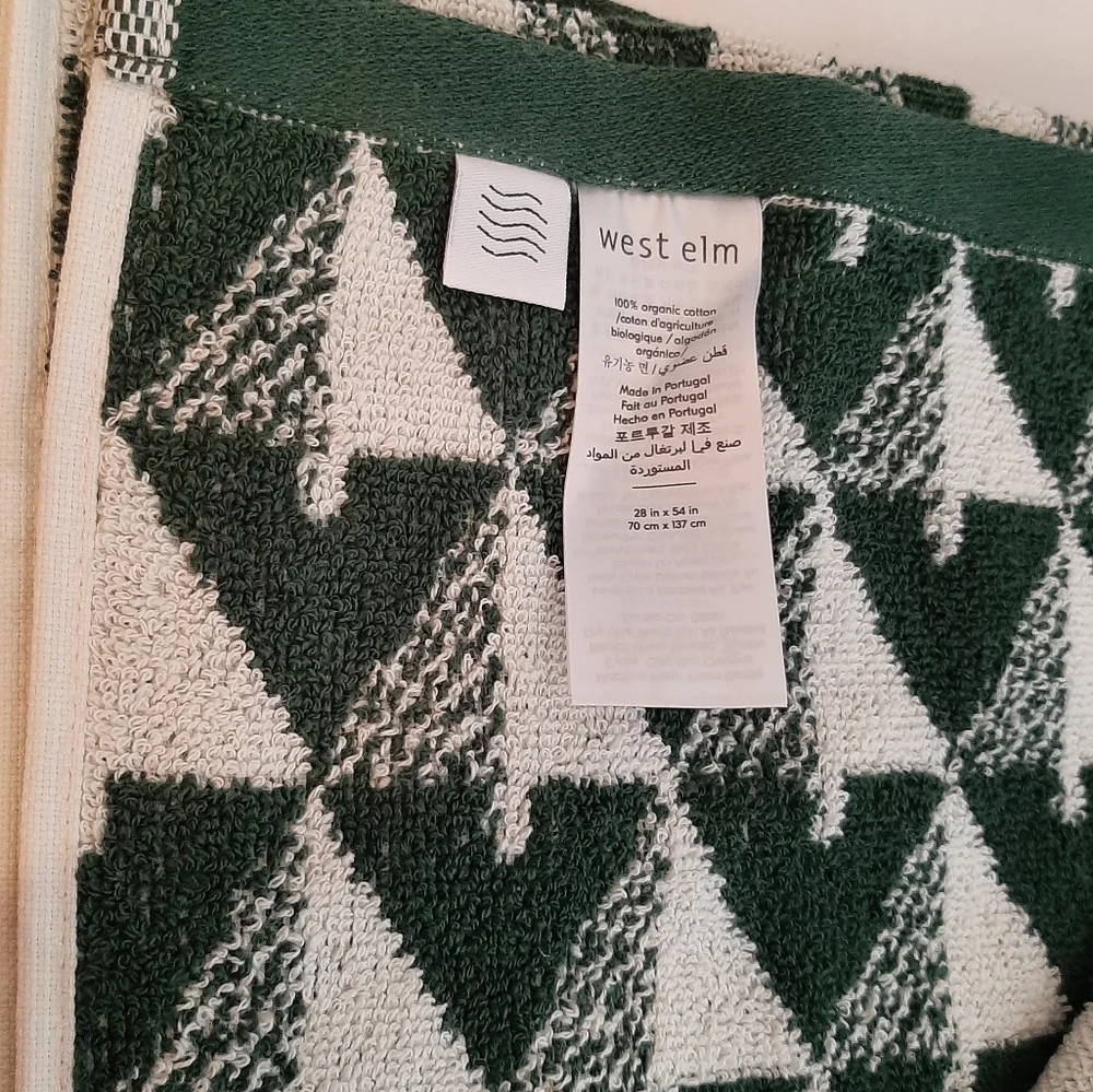 *West Elm Modern Pine Tree Jacquard Bath Towel (1 Towel)